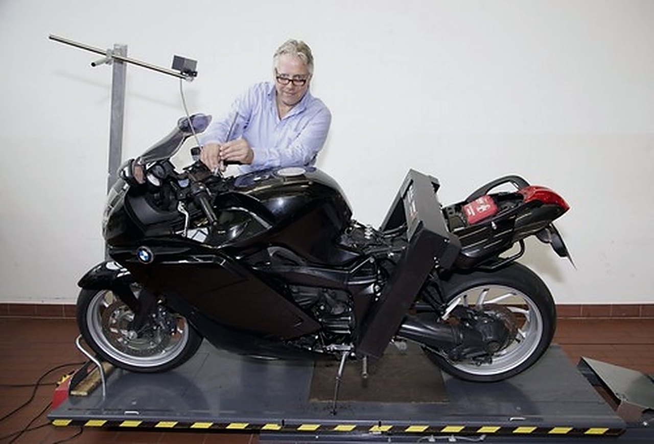 Thorsten Schlieker richtet das mega-m.a.x. an einer BMW ein