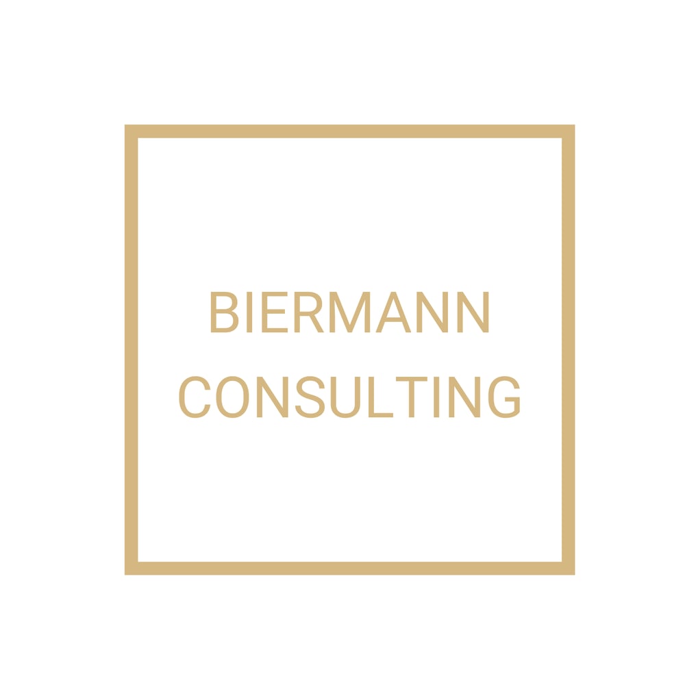 Goldfarbenes Quadrat mit Text "BIERMANN CONSULTING"