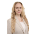Junge Frau mit langen blonden Locken in beigem Blazer und weißem Oberteil.