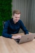 Veen & Falke GmbH Mitarbeiter optimiert am Laptop eine Marketing-Kampagne zur Gewinnung von qualifiziertem Fachpersonal und Privatpatienten für Ärzte, Zahnärzte und medizinische Praxen.
