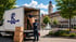 Umzugshelfer beladen einen LKW von Repp Umzüge & Transport in einer Wohnstraße mit Umzugskartons.