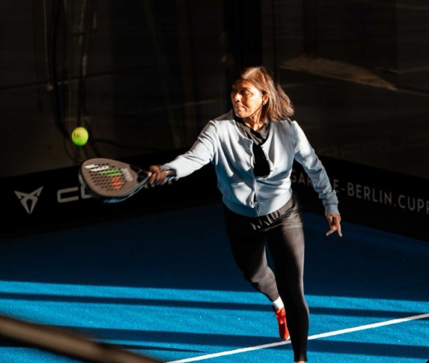 Spielerin schlägt den Ball