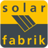 Gelb-graues Logo der Solar Fabrik mit stilisierten Photovoltaik-Modulen als grafisches Element.