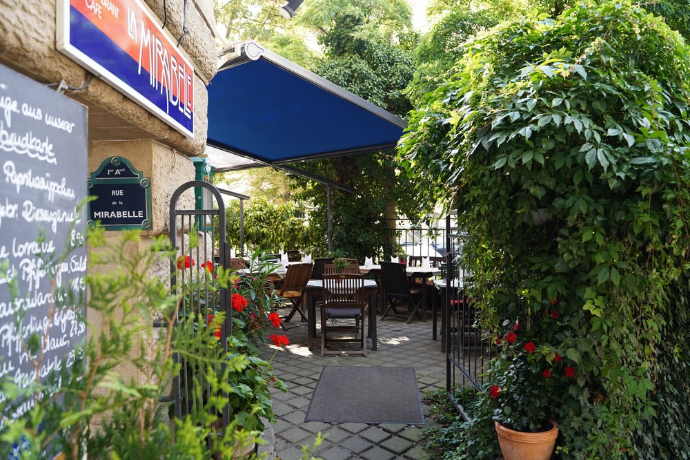 Sommerterrasse mit Markise und Pflanzen