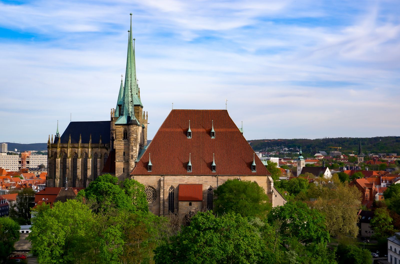 Blick über die Erfurter Innenstadt mit dem Dom im Sommerlicht