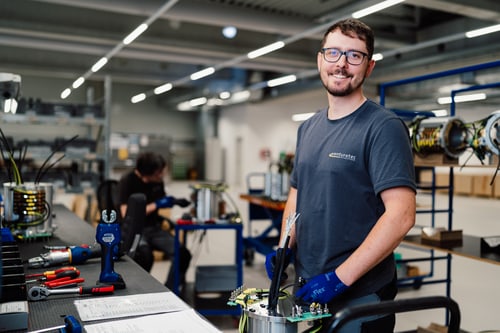 Platzhalter: Schweißer bei der Arbeit in der Werkstatt
