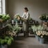 Eimer und Kisten mit frisch geschnittenen Saisonblumen in der Werkstatt