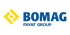 Gelbes Bomag-Logo und blauer Text "BOMAG FAYAT GROUP" auf dunkelgrünem Hintergrund.