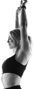 Schwarz-Weiß-Aufnahme einer Frau im Sport-BH, die die Arme über den Kopf streckt und die Augen geschlossen hat.