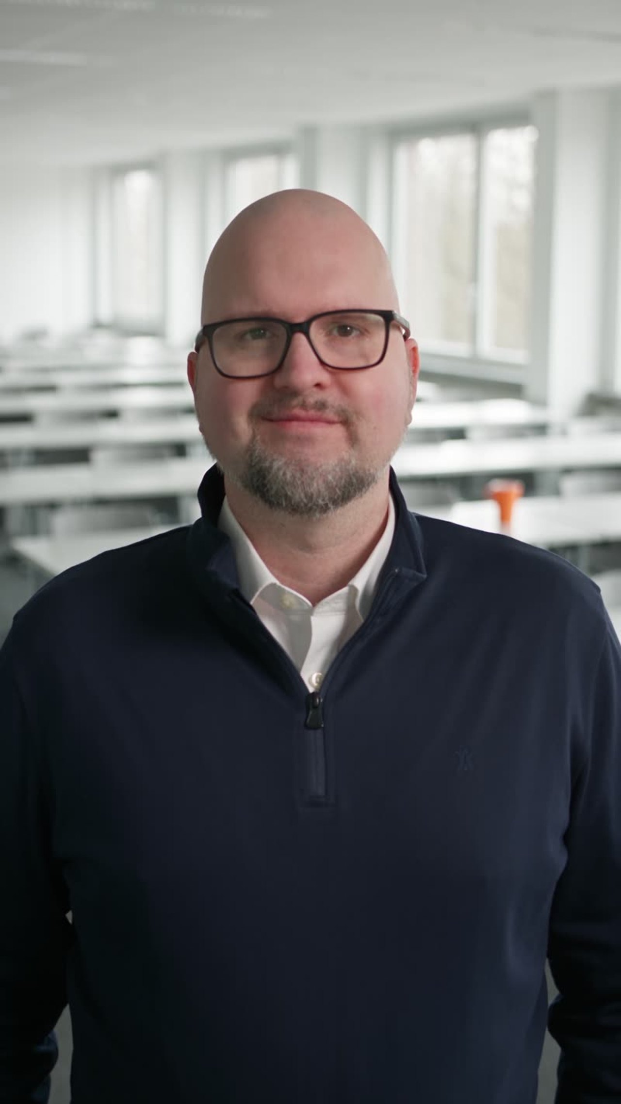 Florian Lapiz, frontal im Büro