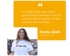 Nerisa Zysik lächelt, trägt ein weißes T-Shirt mit der Aufschrift „FARBRAUM“ und sagt: „Ich sorge dafür, dass deine Social Media Strategie nicht nur auf dem Papier glänzt, sondern auch auf den Kanälen.“