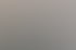Drei Kollegen stehen im Büro, die Arme verschränkt, lächeln in die Kamera.