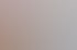 Zwei lächelnde Büroangestellte mit Brillen arbeiten gemeinsam an einem Schreibtisch mit Monitor und Dokumenten.