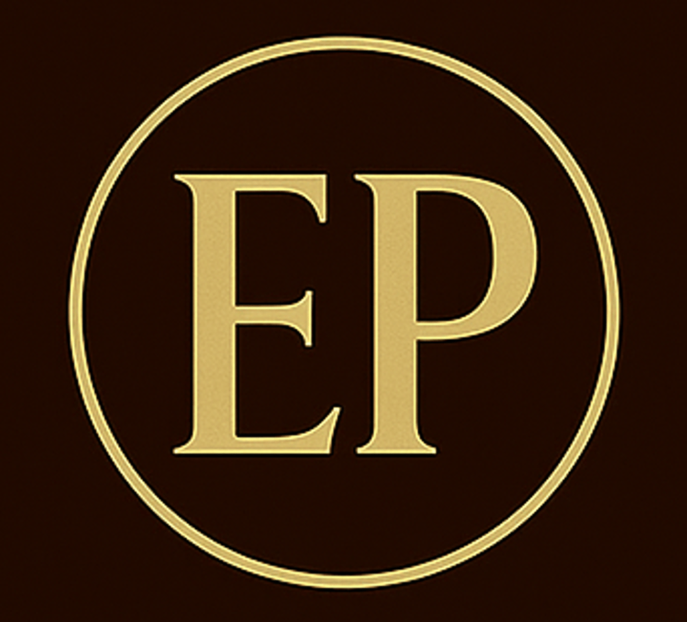 Goldene Buchstaben „EP“ neben dem dunkelblauen Text „Eva-Maria Pfützner“.