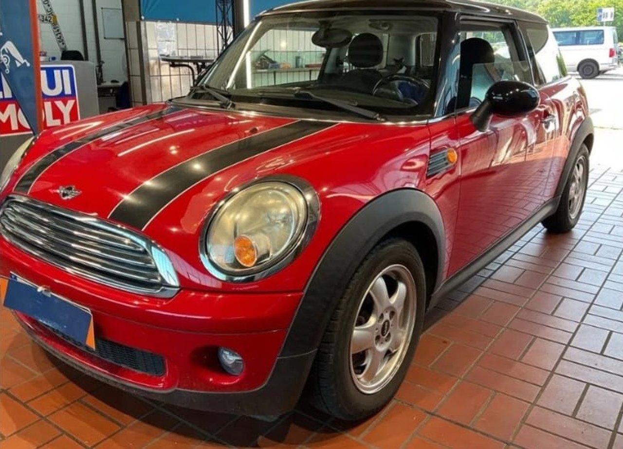 Roter Mini Cooper mit schwarzen Streifen