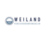 Weiland VersicherungsMakler Logo: Weiße Sonne über Wasserwellen in dunkelblauem Kreis.