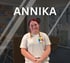 Annika mit roten Zöpfen in weißem T-Shirt mit Mengenbauer-Logo.