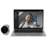 Ein pinkfarbenes Polar Ignite 3 Fitness-Armband mit Display neben einem Laptop, der einen Videoanruf zeigt.