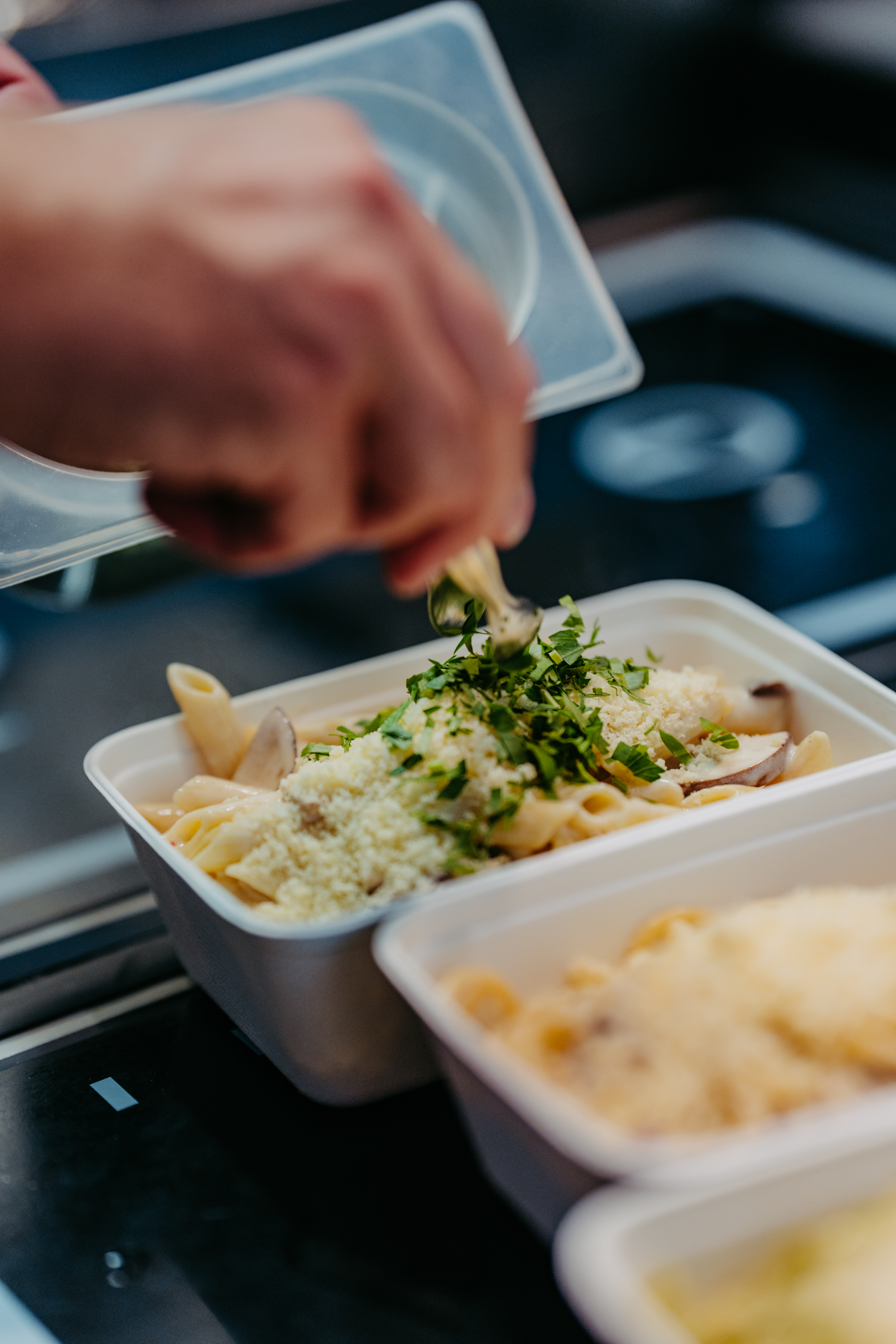 Frisch angerichtete Penne mit Parmesan und Kräutern in der Servierschale