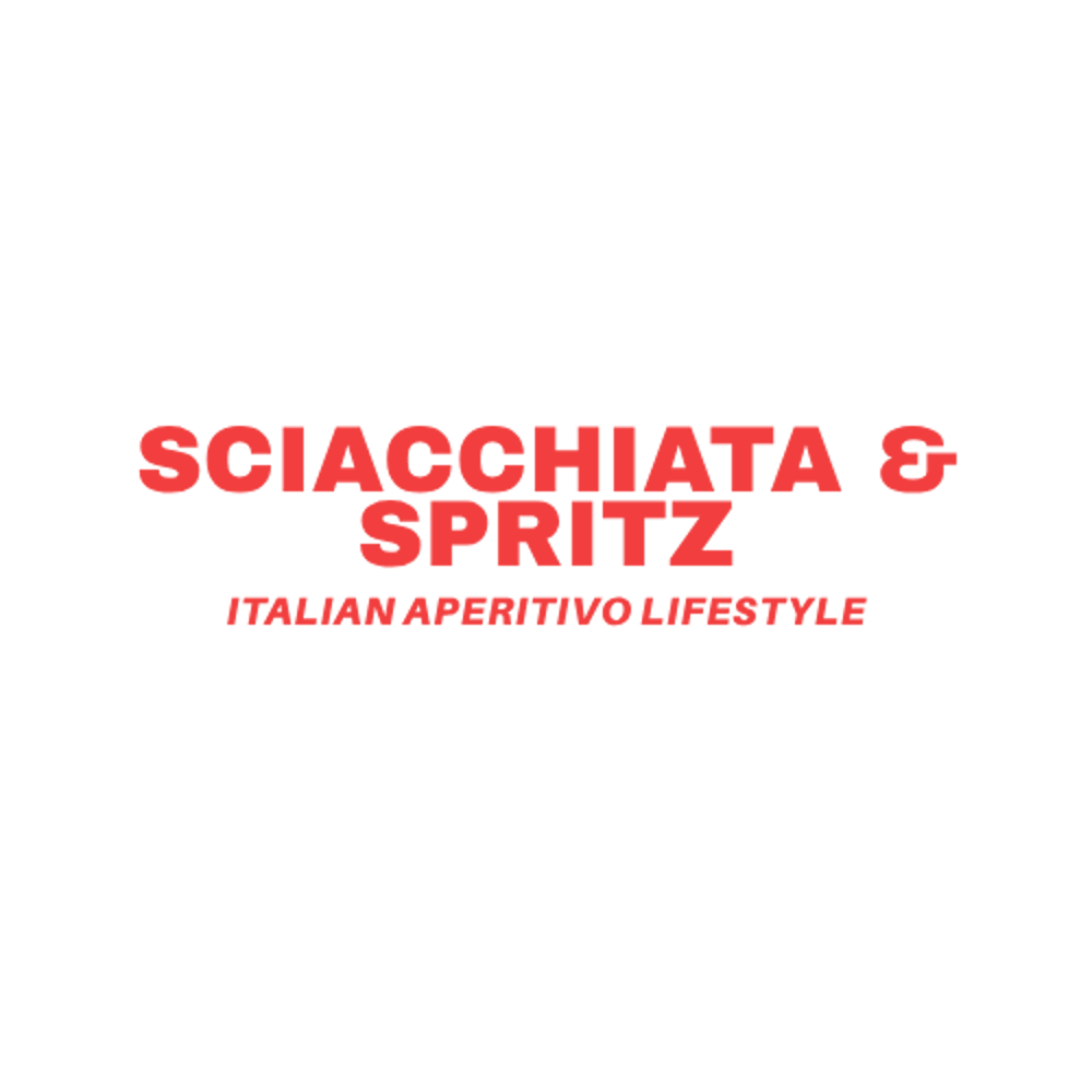 Logo für Sciacchiata & Spritz mit einem orangefarbenen Cocktailglas-Symbol über dem Text.