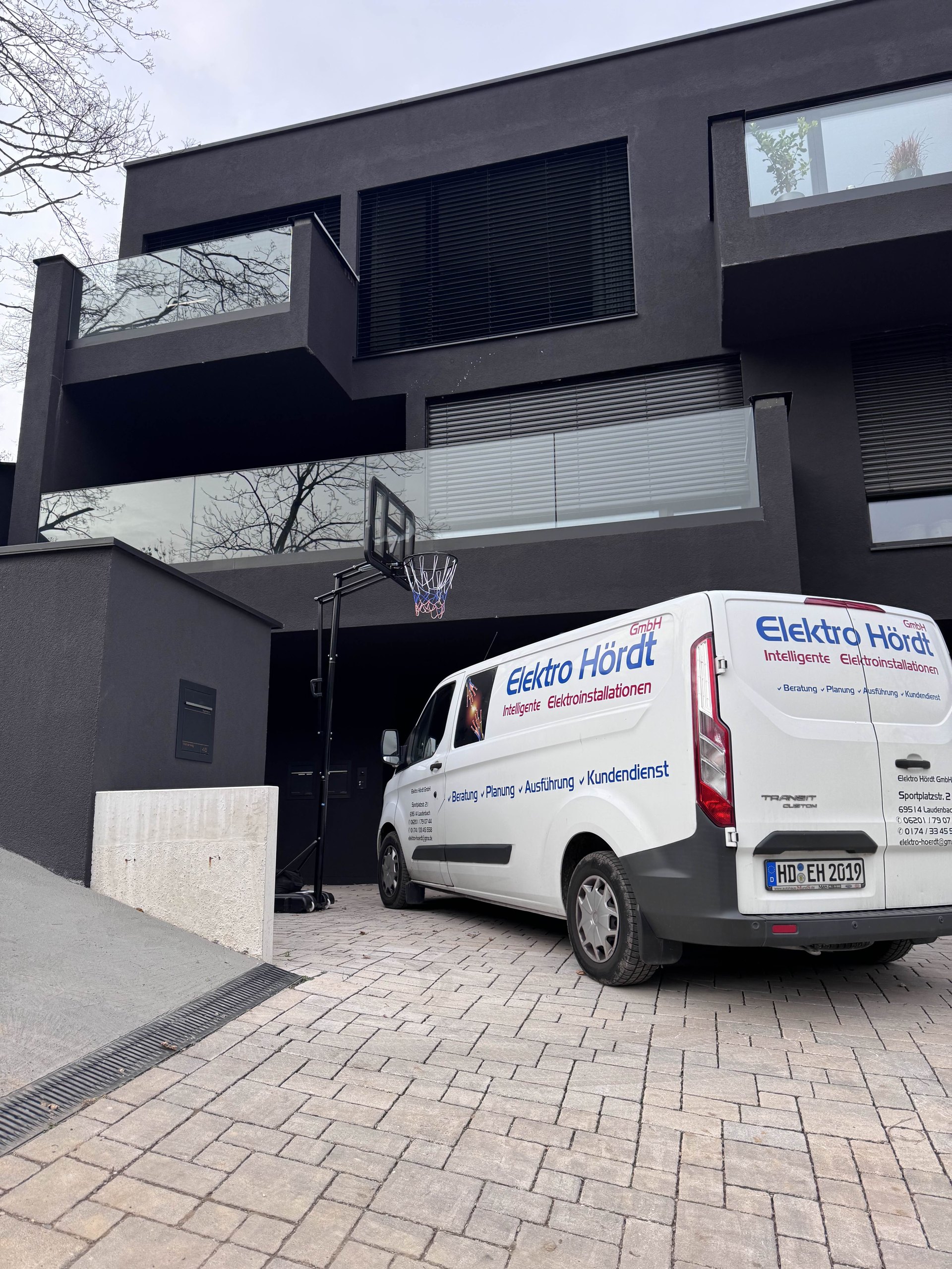 Firmenwagen von Elektro Hördt vor einem modernen Neubau