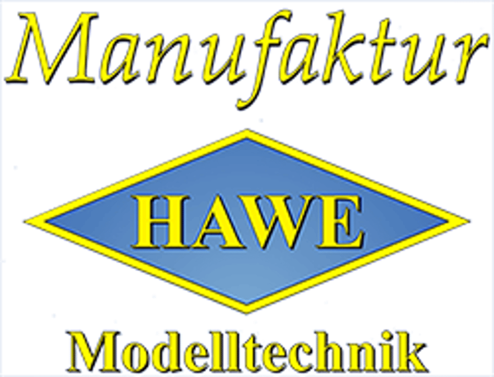 Manufaktur HAWE Modelltechnik Logo: gelber Text auf blauem Rauten-Hintergrund, umgeben von einem gelben Rand.