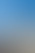 Modernes, weißes Wohngebäude mit geschwungenen Balkonen und blauer Himmel.