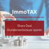 Eine Person hält einen Stift über ein Modellhaus, mit den Texten "ImmoTAX" und "Stiftung gründen".