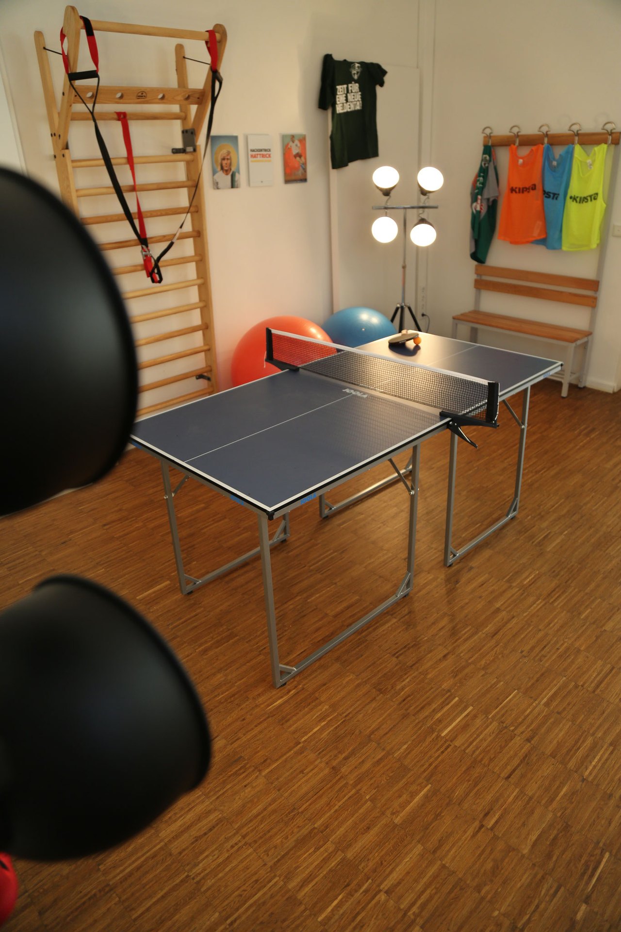 Bewegungsecke mit Sprossenwand und Tischtennisplatte in der Heldraumstation