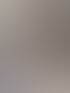 Hände ruhen während einer Ganzkörpermassage auf dem Rücken