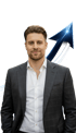 Ein Mann im Anzug lächelt, mit einem blauen Pfeil, der hinter ihm nach oben zeigt.