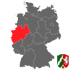 Landkarte von Deutschland mit Nordrhein-Westfalen (NRW) rot hervorgehoben und Wappen.