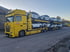 Gelber ADAC-LKW transportiert mehrere weiße Autos auf einem Autotransporter.