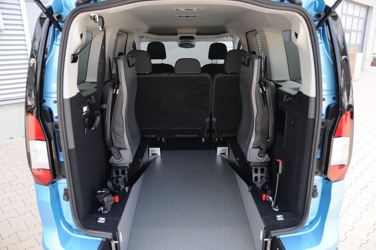 Ford Tourneo Connect Plug-in Hybrid mit Heckausschnitt – Bild 4