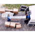 Zwei Umzugshelfer in blauen Overalls laden verpackte Möbel und Kartons in einen weißen Umzugswagen.