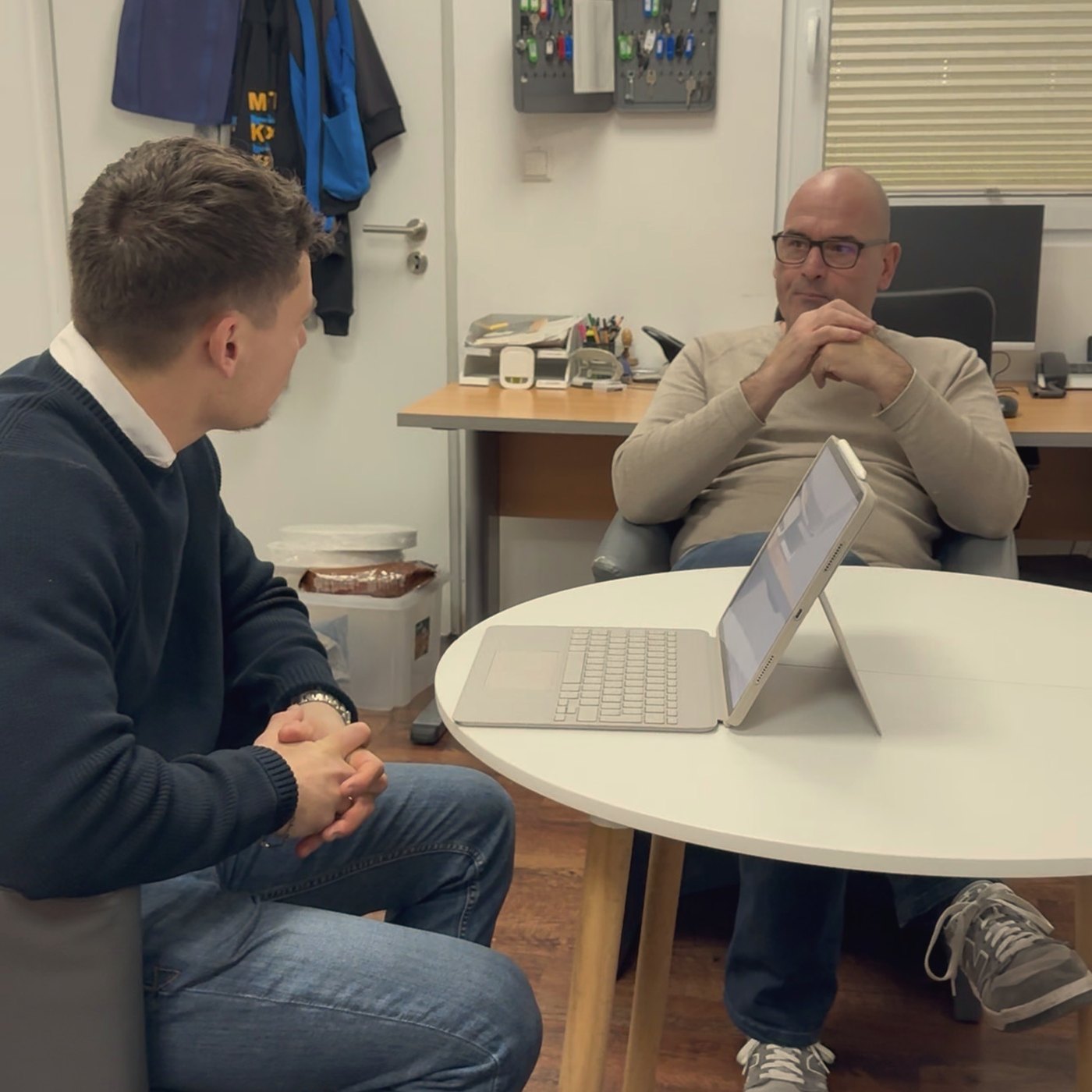 Cedric Ruppenthal im Beratungsgespräch mit einem Kunden