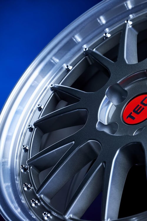 TEC Speedwheels Leichtmetallfelge am Fahrzeug im Vergleich zu Stahlfelgen