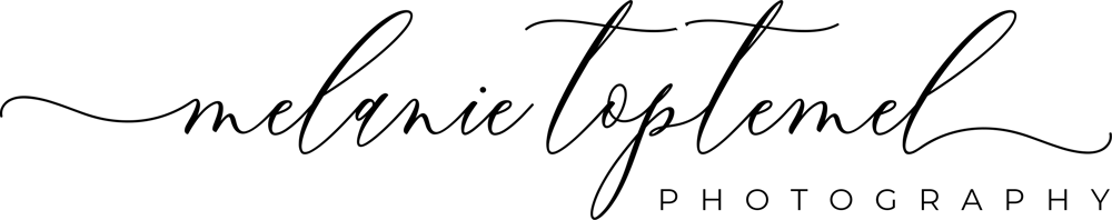 Melanie Toptemel Photography Logo in schwarzer Schreibschrift.