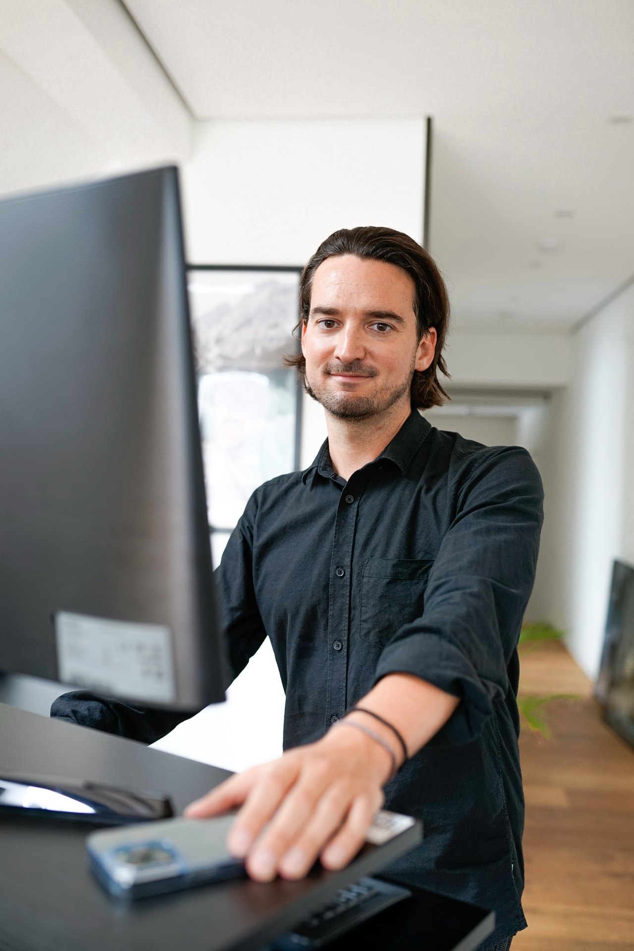 Daniel Rakus an seinem Arbeitsplatz