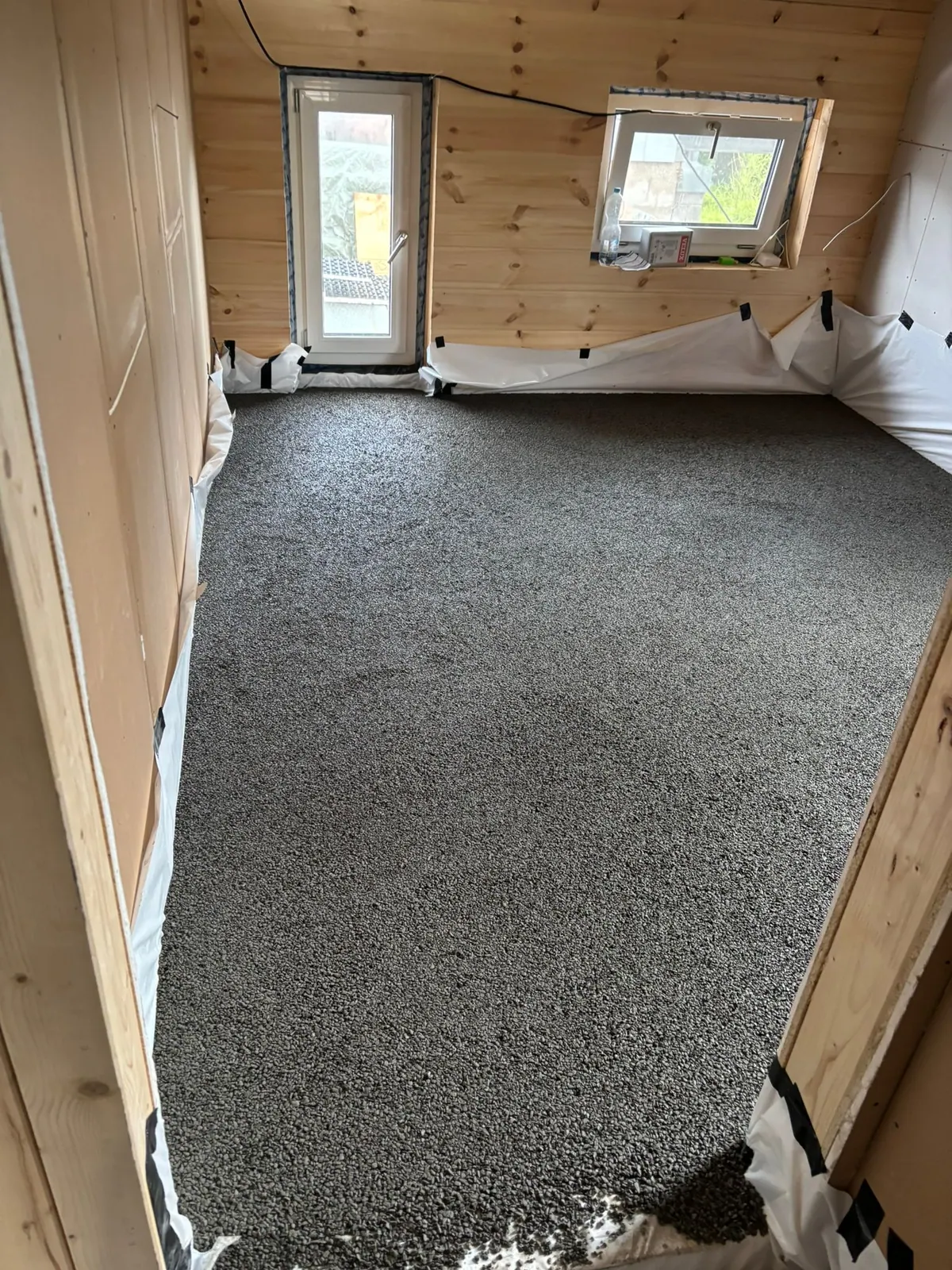 Gebundene Splittschüttung auf einer Holzbalkendecke