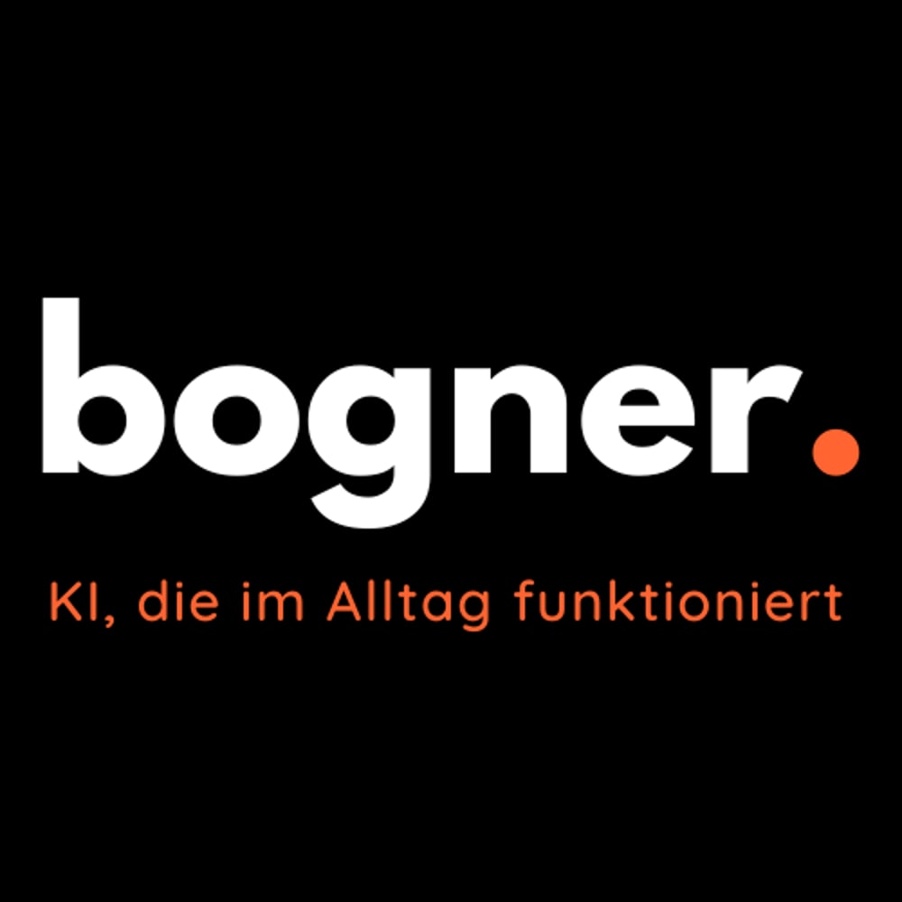 Bogner Logo mit orangefarbenem Punkt; Text: Praxisnahe KI-Integration für den Mittelstand.