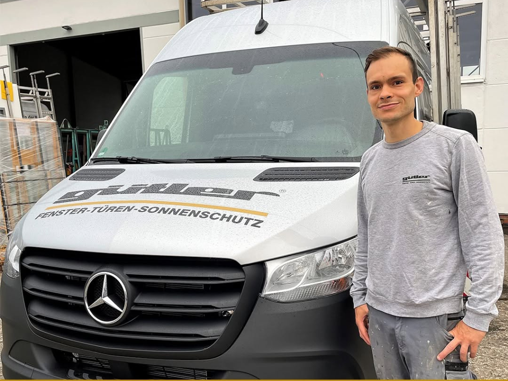 Monteur vor seinem Transporter
