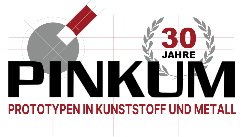 Logo: PINKUM, PROTOTYPEN IN KUNSTSTOFF UND METALL. Links ein stilisiertes Fadenkreuz, rechts "30 JAHRE" in Lorbeerkranz.