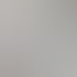 Ein Mann mit Kappe zeigt in einem Ausstellungsraum auf einen Monitor mit Bad-Grundrissen über einer Auswahl an Armaturen.