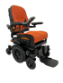 Elektrischer Rollstuhl mit orangefarbenem Sitz und Rückenlehne, schwarzem Gestell, Joystick-Steuerung und Fußstütze.