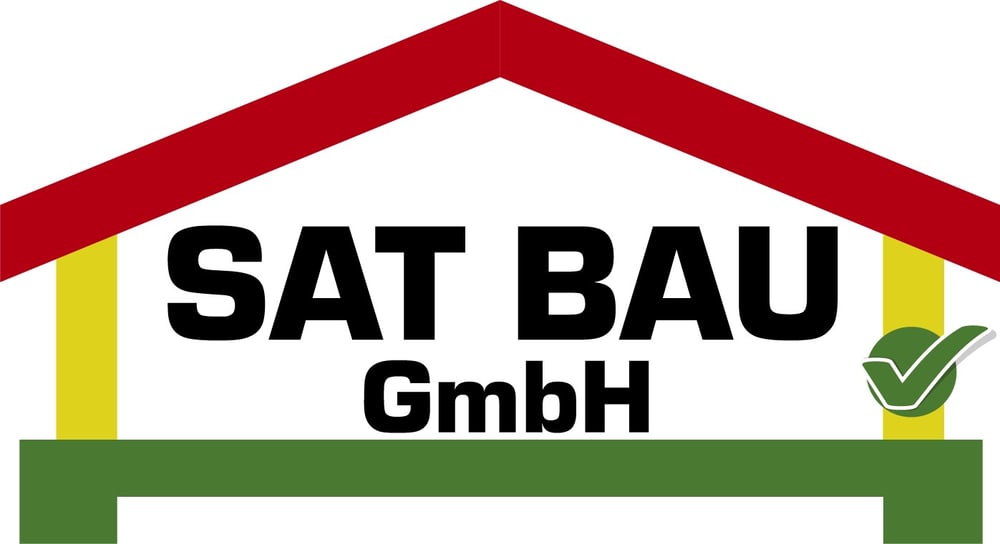 Logo: Rotes Dach, gelbe Wände, grüner Sockel und Text "SAT BAU GmbH" mit grünem Häkchen.