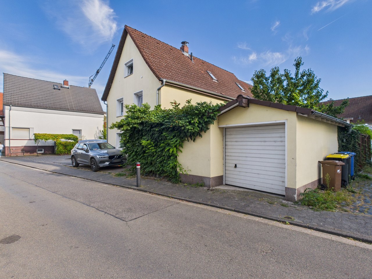 Wohnhaus mit Garage an einer ruhigen Straße in der Gemeinde Büttelborn