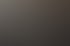 Zwei Personen betrachten eine Website auf einem großen Computermonitor an einem Schreibtisch.