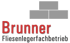 Brunner Fliesenlegerfachbetrieb Logo: Roter Schriftzug „Brunner“ und „Fliesenlegerfachbetrieb“, darüber drei graue Ziegelsteine.