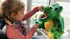 Mädchen putzt einem Teddy die Zähne